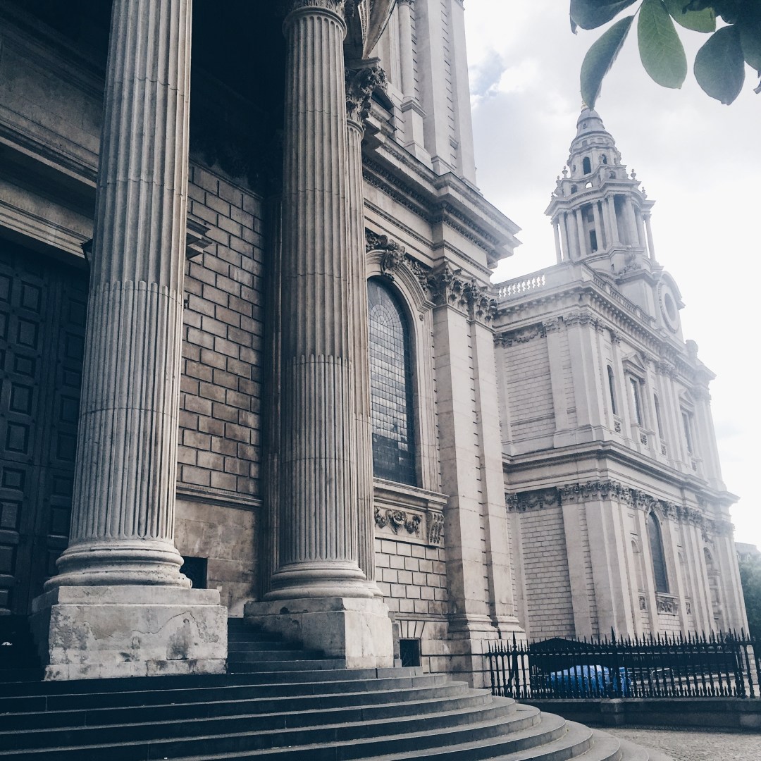 двор на Катедралата Сейнт Пол - Лондон