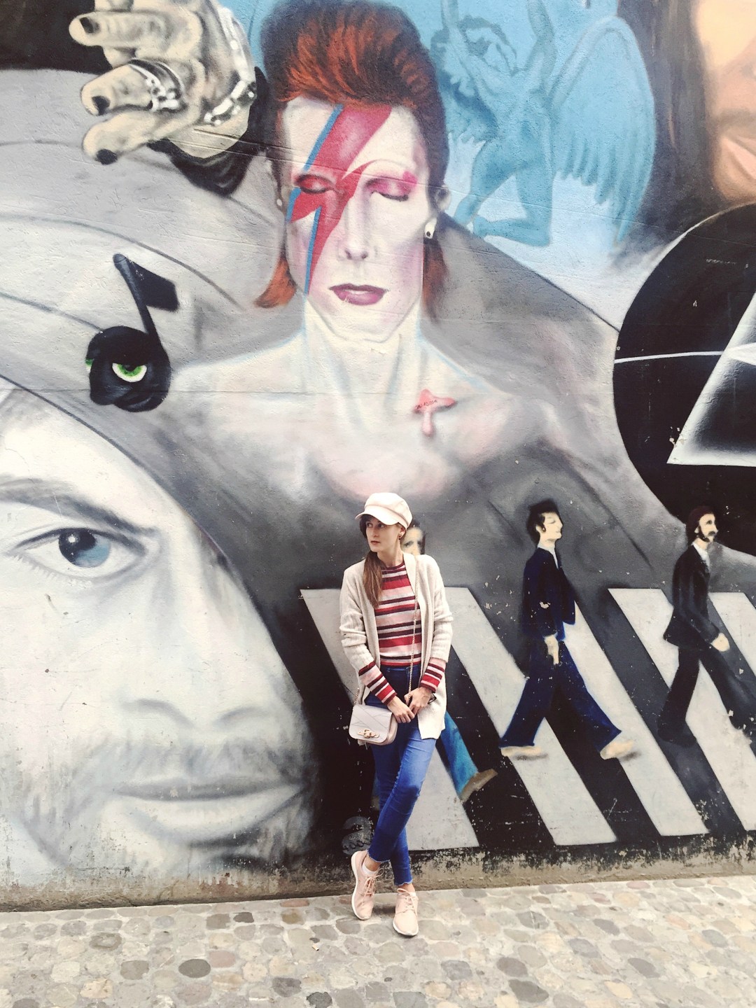 Restaurant bar L'Unique Basel graffiti David Bowie Nirvana Led Zeppelin Iggy Pop The Beatles 