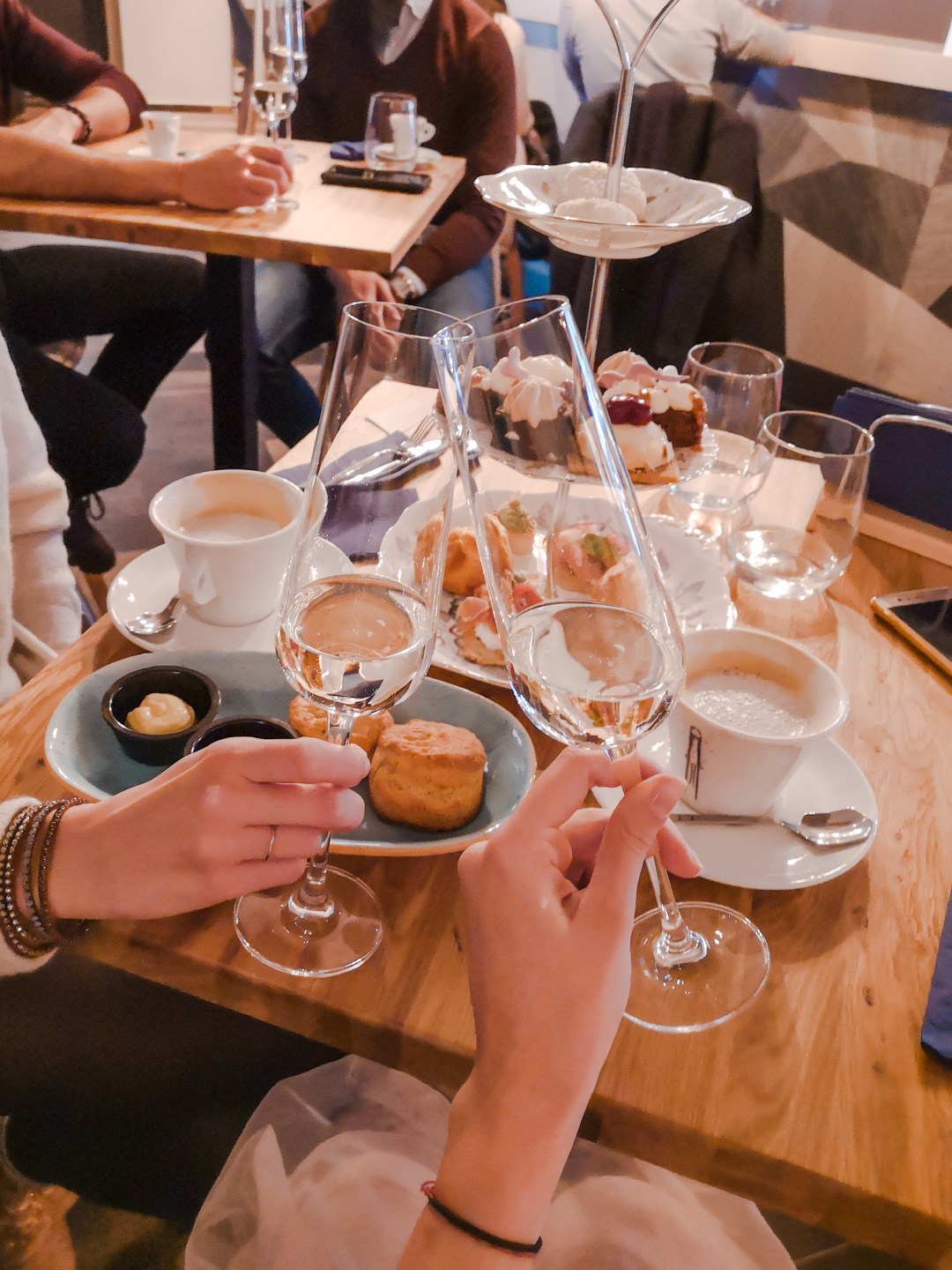 Wonderland Desserts & Cocktails адрес София Парчевич 26