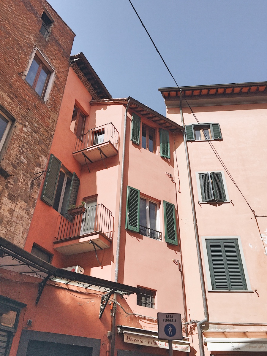 Pink building in Pisa in the historic centre of Pisa