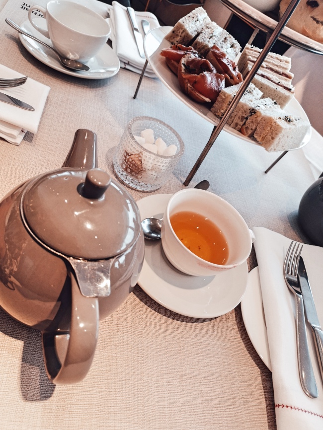 Следобеден чай със скоунс Лондон