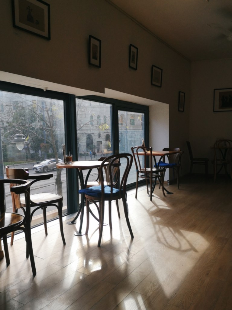 кафе с библиотека