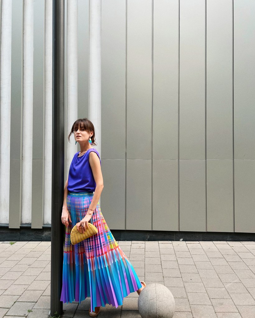 Модел, облечен в ярък летен тоалет от колекцията Like Ice in the Sunshine