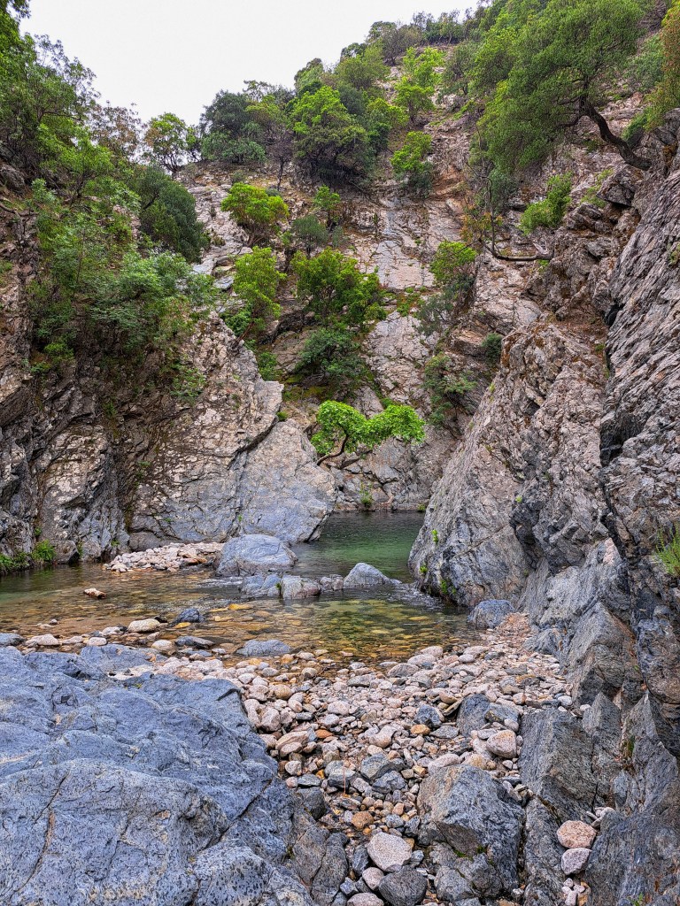 Кристално чисти естествени басейни, скрити сред скали в планините на Самотраки.