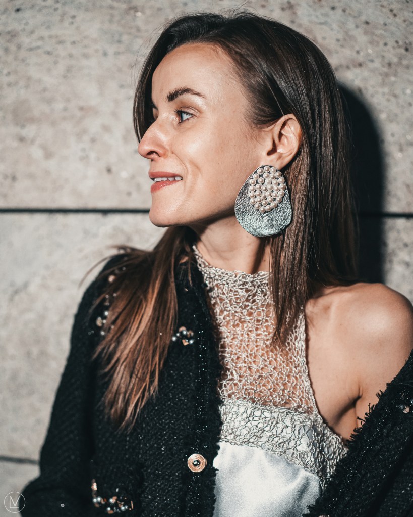 Модел с обеци от перли, акцент в колекцията „Перлено сияние“