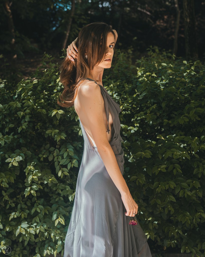 Сива копринена рокля за лятото