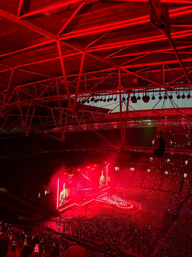 Dua Lipa концерт на Wembley – сцената на Уембли