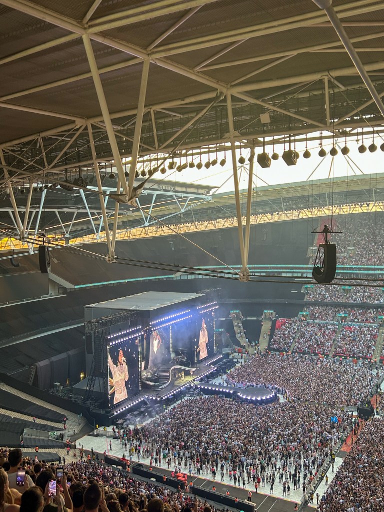 Дуа Липа с дизайнерски сценични визии