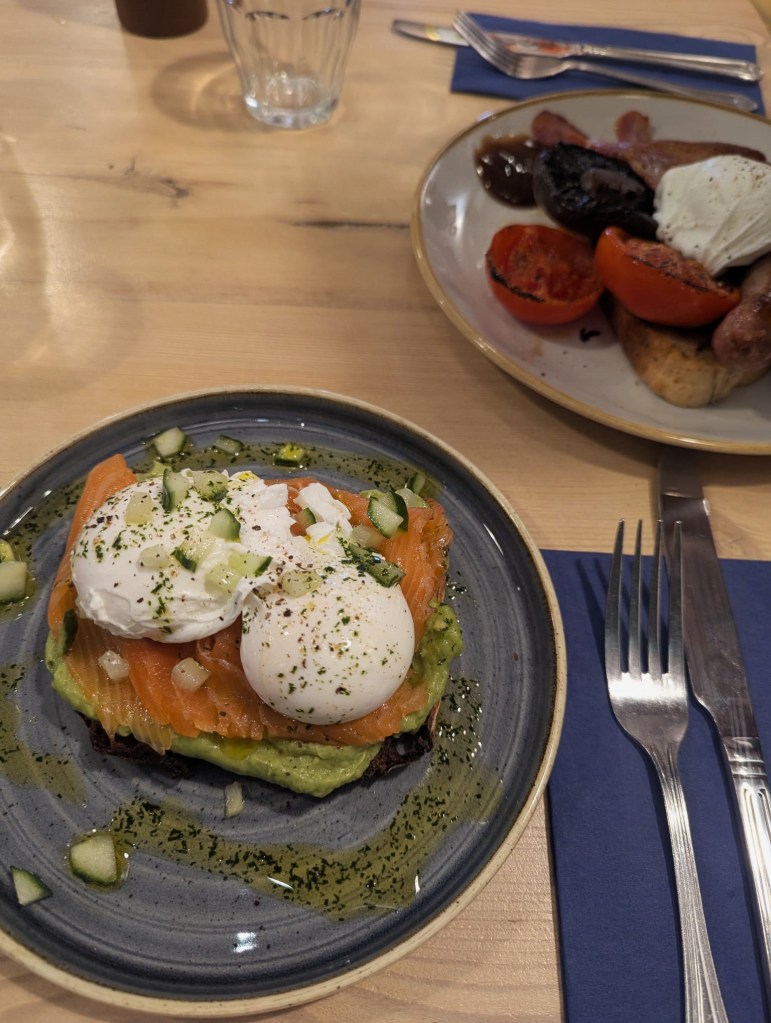 Уикенд брънч в Лондон с яйца и авокадо