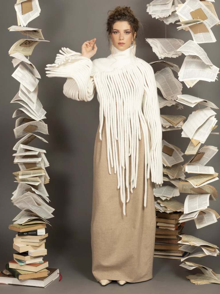 Дизайнерска рокля, вдъхновена от книги и страници, представена на READ MY LOOK