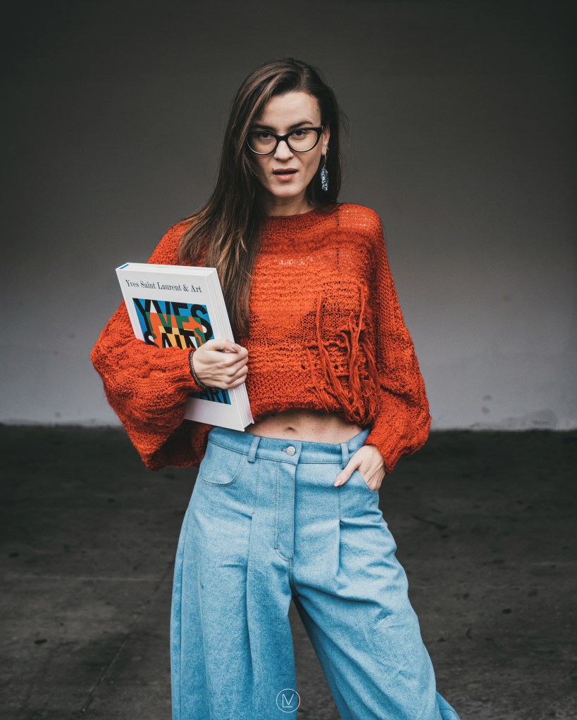 Лилия Дакова с пуловер на Eugenio и книга за Сен Лоран