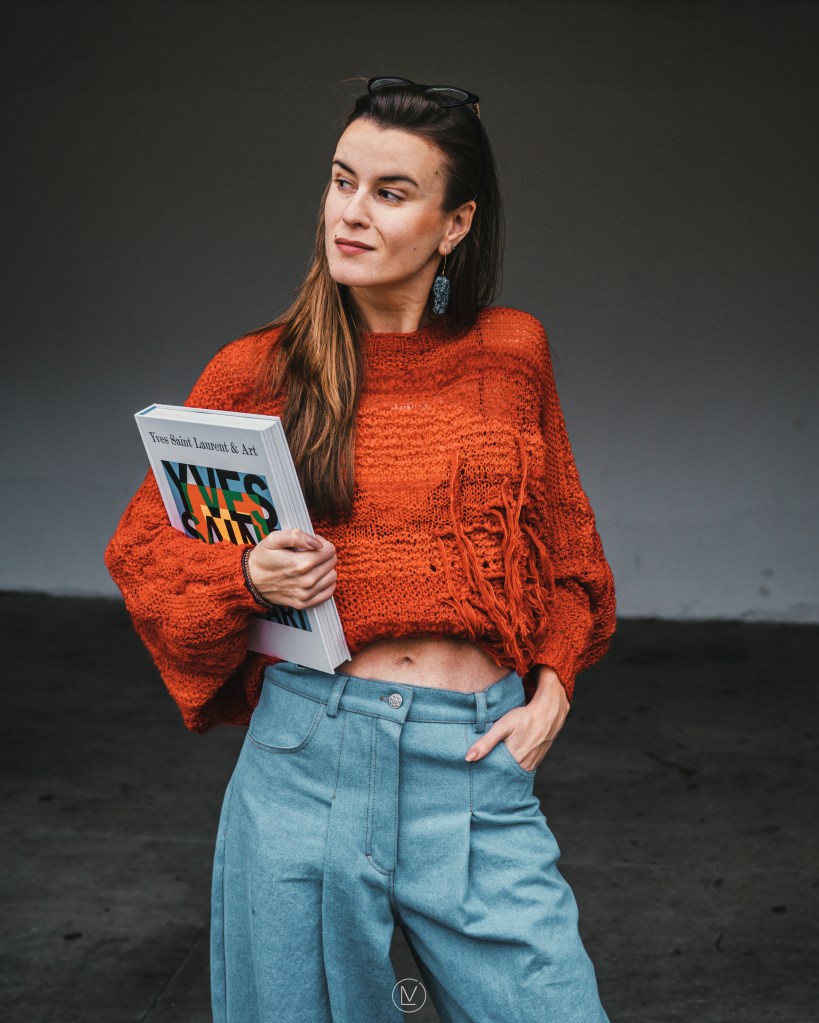 Лили Дакова с дизайнерска визия и книга за Сен Лоран по време на READ MY LOOK