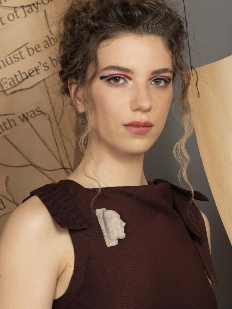 Модел с авторска визия и хартиен детайл от събитието READ MY LOOK