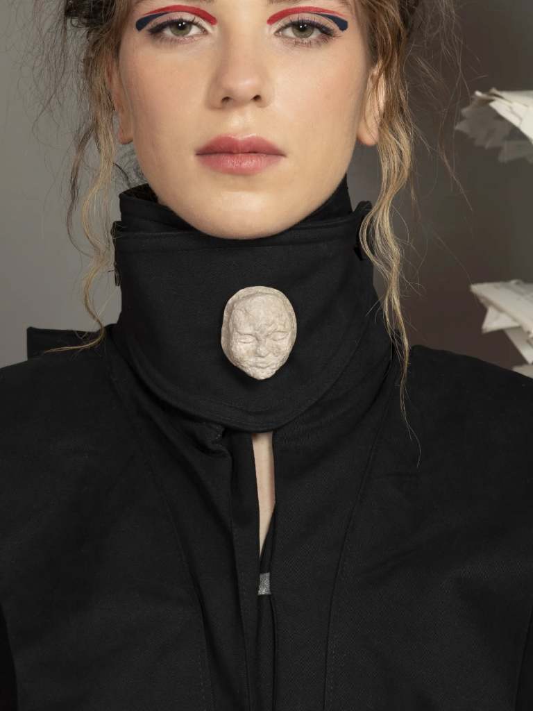 Бюти портрет с авторска визия и брошка от READ MY LOOK