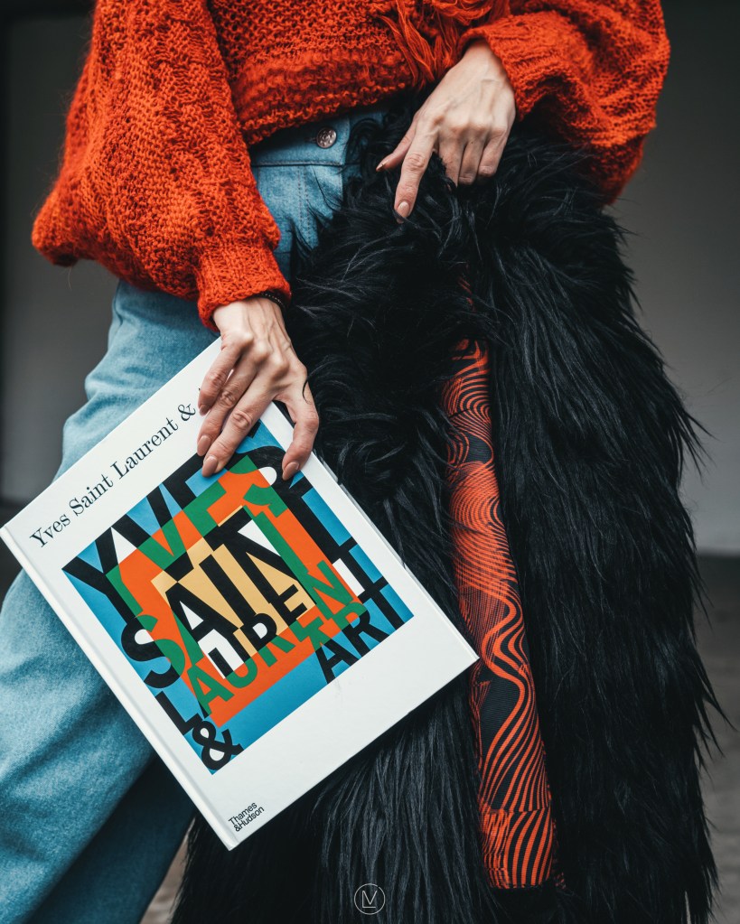 Книга за дизайнера Ив Сен Лоран